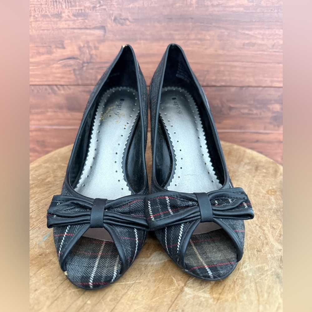 7medium
High heel 
Plaid with bow